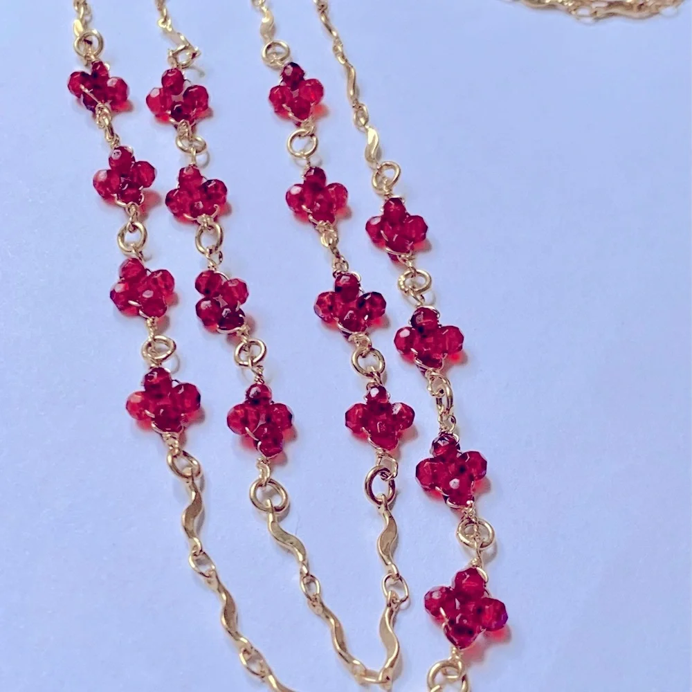 🍒18” Necklace with Small Scarlet Flowers Sitting on a Gold Tone Vine Like Chain - Picture 1 of 7